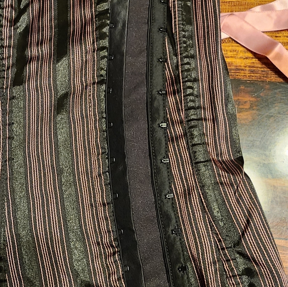 Shirley of Hollywood Black & Pink Lace Corset Sz 36 - Picture 3 of 7